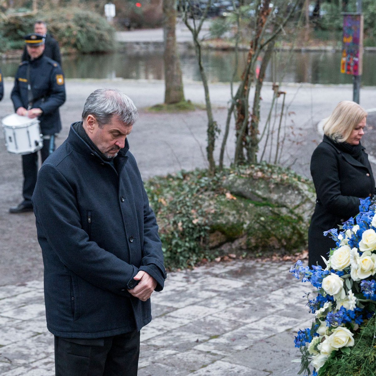Kränze für die Opfer der Messerattacke von Aschaffenburg.  - Foto: Daniel Vogl/dpa