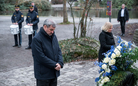 Die Gedenkfeier wurde per Leinwand übertragen - Foto: Daniel Vogl/dpa