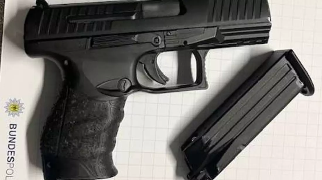 BPOL NRW: Bundespolizisten stellen Schreckschusswaffe eines 21-Jährigen sicher - Bild: presseportal.de