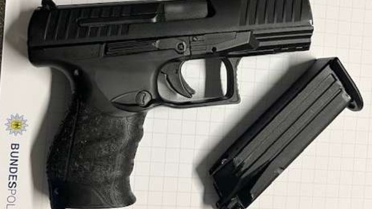 BPOL NRW: Bundespolizisten stellen Schreckschusswaffe eines 21-Jährigen sicher - Foto: presseportal.de