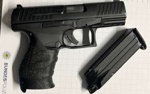 BPOL NRW: Bundespolizisten stellen Schreckschusswaffe eines 21-Jährigen sicher - Foto: presseportal.de