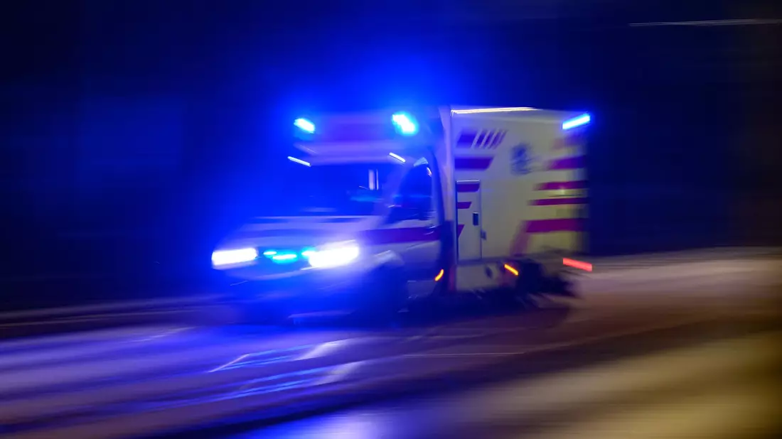 Ein Rettungswagen fährt mit Blaulicht zu einem Einsatz. (Symbolbild) - Bild: Robert Michael/dpa
