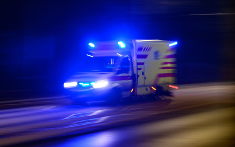 Ein Rettungswagen fährt mit Blaulicht zu einem Einsatz. (Symbolbild) - Foto: Robert Michael/dpa