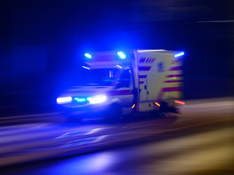Ein Rettungswagen fährt mit Blaulicht zu einem Einsatz. (Symbolbild) - Foto: Robert Michael/dpa