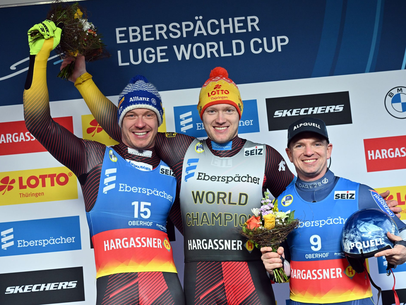 Glückliches Quartett: WM-Bronze bei der Premiere im Doppelsitzer-Mixed - Foto: Martin Schutt/dpa