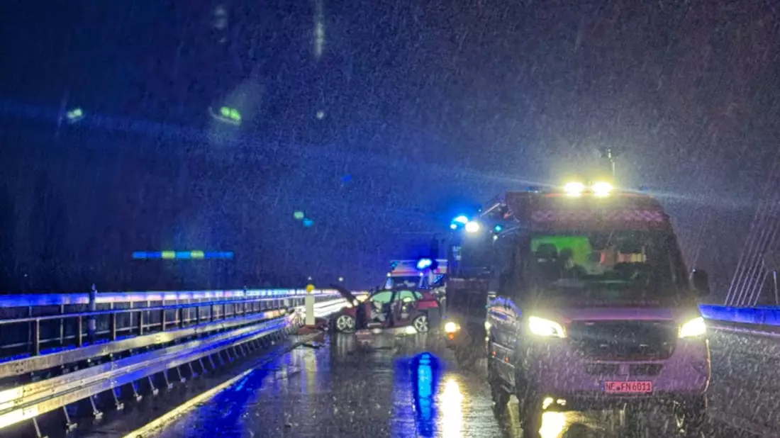 FW-NE: Verkehrsunfall auf der Fleher Brücke | Unfallfahrzeug alarmierte Feuerwehr via eCall - Bild: presseportal.de