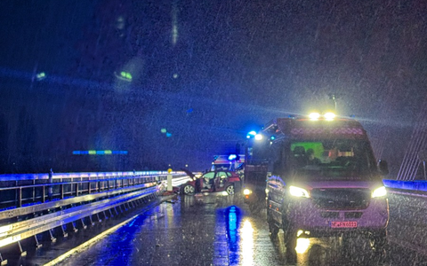 FW-NE: Verkehrsunfall auf der Fleher Brücke | Unfallfahrzeug alarmierte Feuerwehr via eCall - Foto: presseportal.de