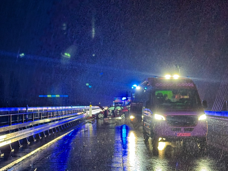 FW-NE: Verkehrsunfall auf der Fleher Brücke | Unfallfahrzeug alarmierte Feuerwehr via eCall - Foto: presseportal.de