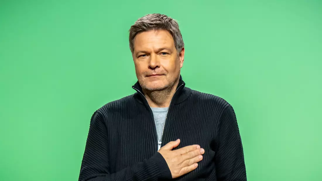 Auf dem Parteitag findet Robert Habeck, Bundesminister für Wirtschaft und Klimaschutz und Kanzlerkandidat der Grünen, Zeit für ein Selfie mit Delegierten aus seinem Heimatverband Schleswig-Holstein. - Bild: Michael Kappeler/dpa