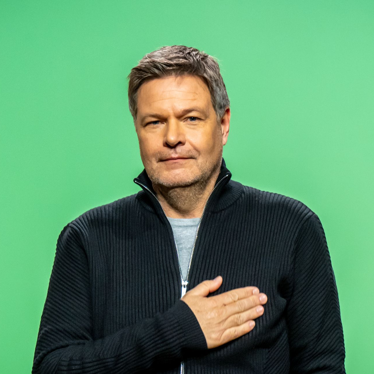 Auf dem Parteitag findet Robert Habeck, Bundesminister für Wirtschaft und Klimaschutz und Kanzlerkandidat der Grünen, Zeit für ein Selfie mit Delegierten aus seinem Heimatverband Schleswig-Holstein. - Foto: Michael Kappeler/dpa