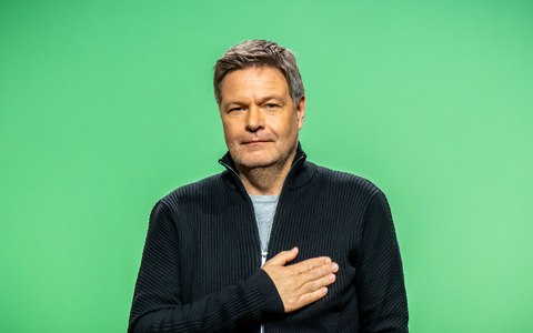 Auf dem Parteitag findet Robert Habeck, Bundesminister für Wirtschaft und Klimaschutz und Kanzlerkandidat der Grünen, Zeit für ein Selfie mit Delegierten aus seinem Heimatverband Schleswig-Holstein. - Foto: Michael Kappeler/dpa