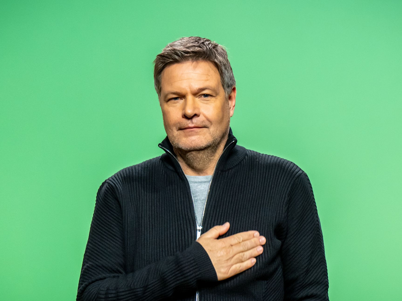 Auf dem Parteitag findet Robert Habeck, Bundesminister für Wirtschaft und Klimaschutz und Kanzlerkandidat der Grünen, Zeit für ein Selfie mit Delegierten aus seinem Heimatverband Schleswig-Holstein. - Foto: Michael Kappeler/dpa