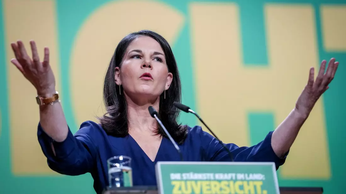 Bundesaußenministerin Annalena Baerbock spricht in ihrer Rede auch die tödliche Attacke auf eine Kita-Gruppe in einem Park in Aschaffenburg an. - Bild: Kay Nietfeld/dpa