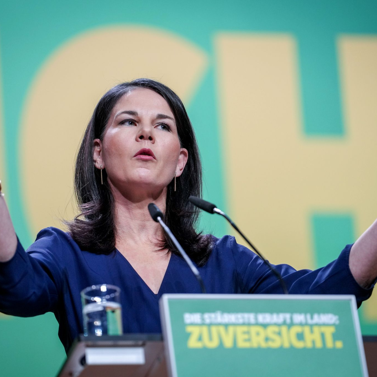 Bundesaußenministerin Annalena Baerbock spricht in ihrer Rede auch die tödliche Attacke auf eine Kita-Gruppe in einem Park in Aschaffenburg an. - Foto: Kay Nietfeld/dpa
