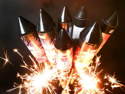 Die Deutsche Umwelthilfe plädiert dafür, den privaten Kauf und Gebrauch von Pyrotechnik zu Silvester dauerhaft zu beenden. (Symbolbild) - Foto: Roland Weihrauch/dpa
