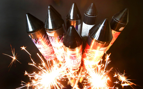 Die Deutsche Umwelthilfe plädiert dafür, den privaten Kauf und Gebrauch von Pyrotechnik zu Silvester dauerhaft zu beenden. (Symbolbild) - Foto: Roland Weihrauch/dpa Die Deutsche Umwelthilfe plädiert dafür, den privaten Kauf und Gebrauch von Pyrotechnik zu Silvester dauerhaft zu beenden. (Symbolbild) - Foto: Roland Weihrauch/dpa