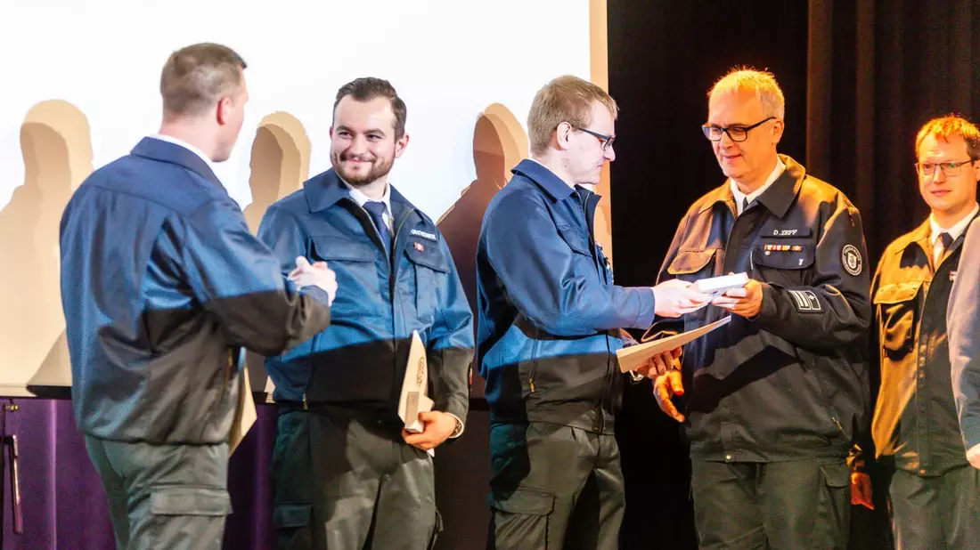 Feuerwehr MTK: Anerkennung herausragender Leistungen beim dritten Neujahrsempfang der Feuerwehren der Stadt Hattersheim am Main - Bild: presseportal.de