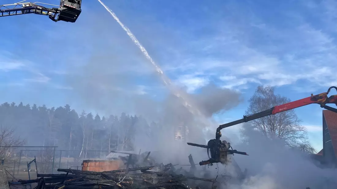 KFV-CW: Feuerwehr kann ein Übergreifen der Flammen auf Wohnhaus verhindern/ Scheune in der Ortsmitte von Lengenloch abgebrannt - Bild: presseportal.de