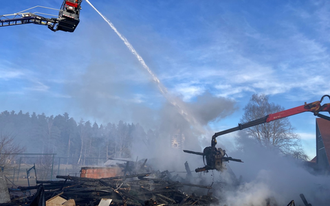 KFV-CW: Feuerwehr kann ein Übergreifen der Flammen auf Wohnhaus verhindern/ Scheune in der Ortsmitte von Lengenloch abgebrannt - Foto: presseportal.de