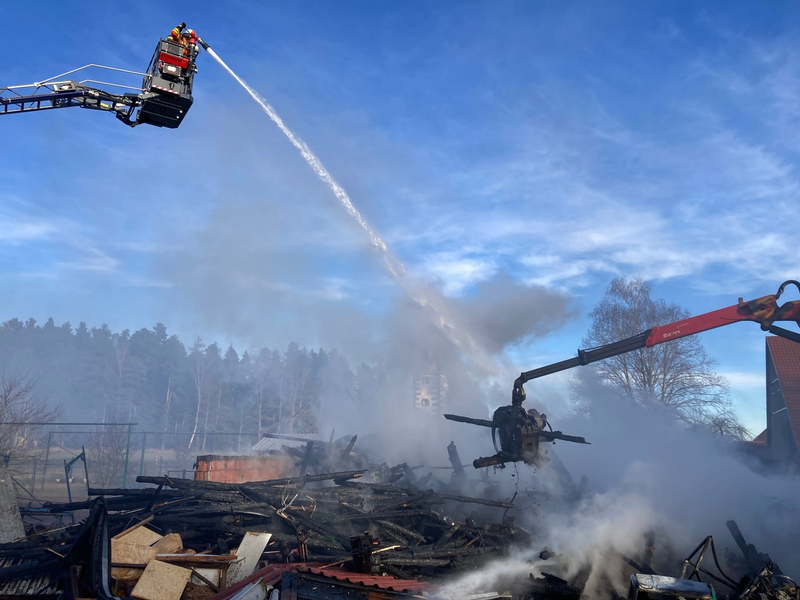KFV-CW: Feuerwehr kann ein Übergreifen der Flammen auf Wohnhaus verhindern/ Scheune in der Ortsmitte von Lengenloch abgebrannt - Foto: presseportal.de