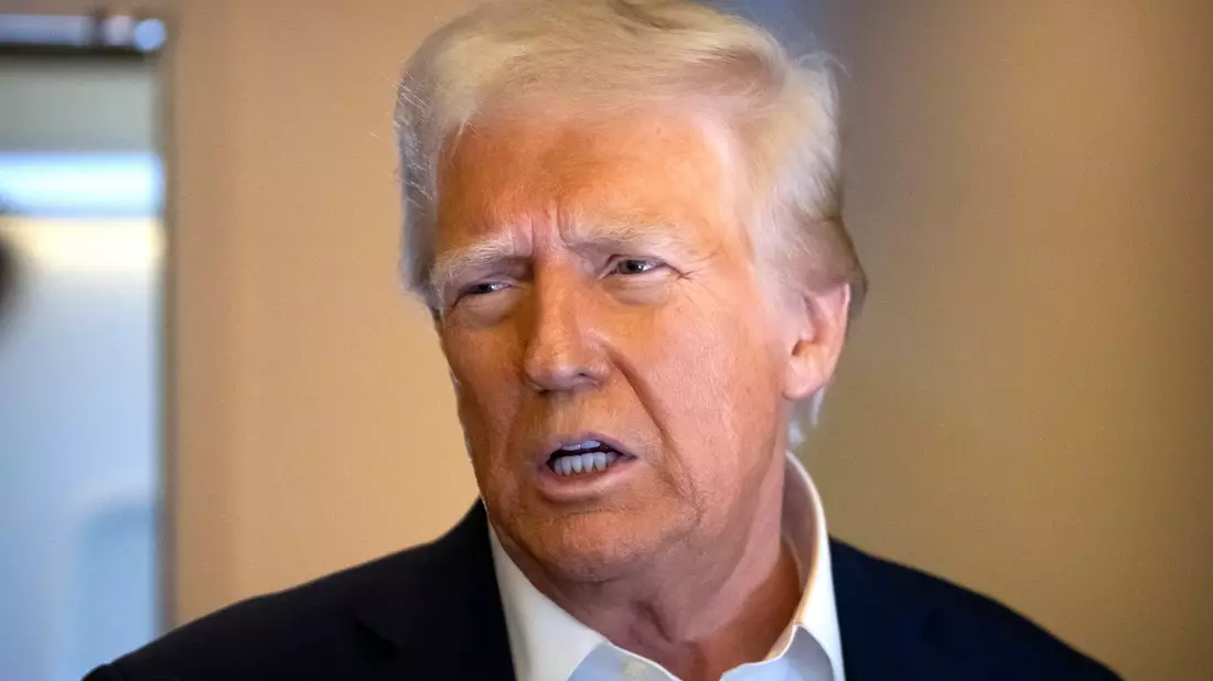 Trump reagiert sofort auf Kolumbiens Weigerung, Abschiebeflüge landen zu lassen. (Archivbild) - Bild: Mark Schiefelbein/AP/dpa
