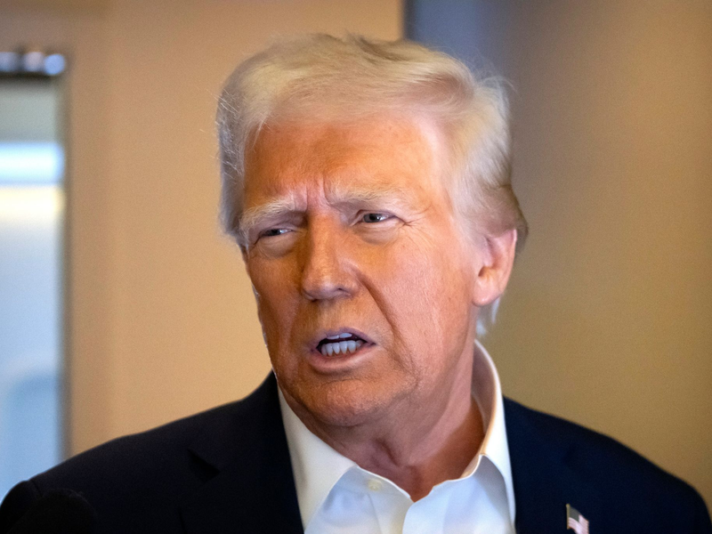 Trump bei der Vorlage seines globalen Zollpakets im April 2025: Ein Abkommen zwischen der EU und den USA hat das Schlimmste verhindert. - Foto: Mark Schiefelbein/AP/dpa