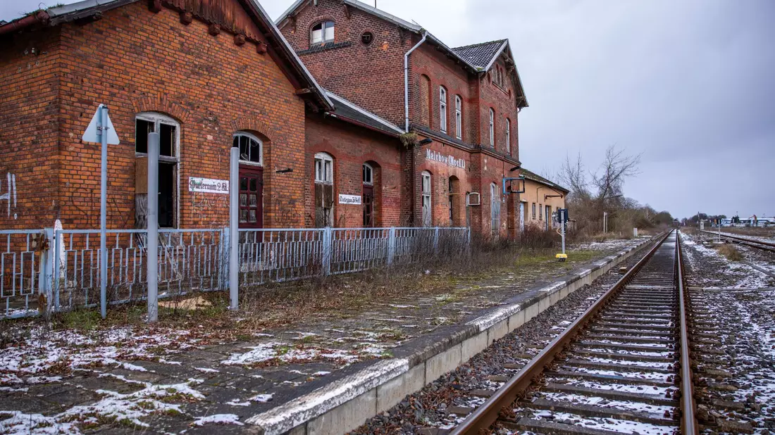 Der im Privatbesitz befindliche Bahnhof Malchow in Mecklenburg-Vorpommern ist seit Jahren geschlossen und verfällt. (Archivbild) - Bild: Jens Büttner/dpa