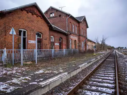 Der im Privatbesitz befindliche Bahnhof Malchow in Mecklenburg-Vorpommern ist seit Jahren geschlossen und verfällt. (Archivbild) - Foto: Jens Büttner/dpa