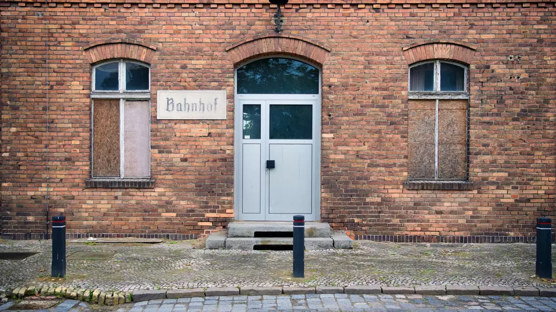 Ein verkauftes und runtergekommenes Bahnhofsgebäude auf der Strecke Dresden-Berlin. (Archivbild) - Bild: Soeren Stache/dpa-Zentralbild/dpa