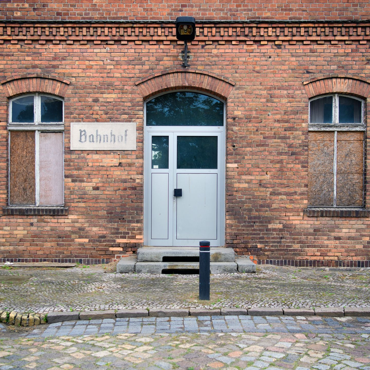 Ein verkauftes und runtergekommenes Bahnhofsgebäude auf der Strecke Dresden-Berlin. (Archivbild) - Foto: Soeren Stache/dpa-Zentralbild/dpa