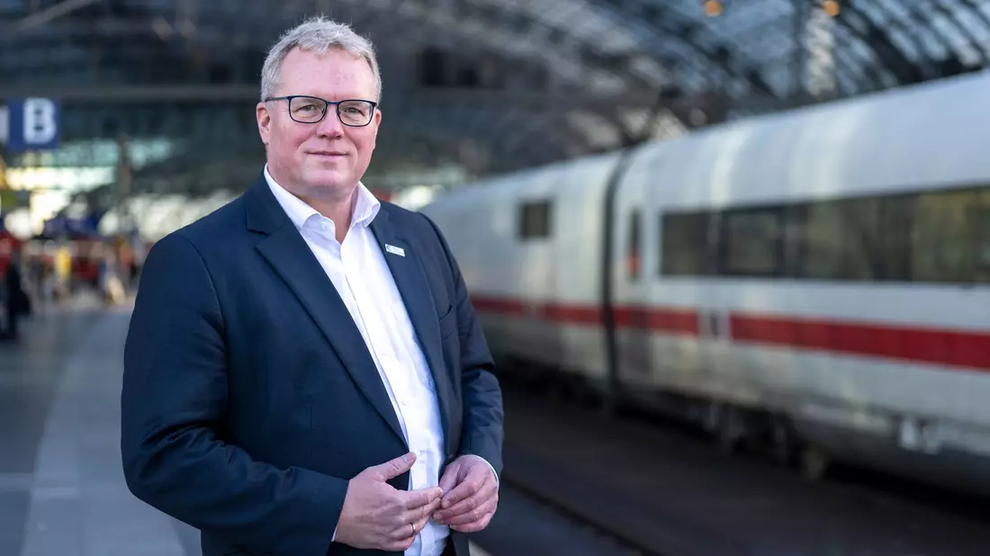 Der Geschäftsführer der Allianz pro Schiene, Dirk Flege, fordert mehr Unterstützung für Eigentümer bei der Weiterentwicklung von Bahnhöfen. (Archivbild) - Bild: Monika Skolimowska/dpa