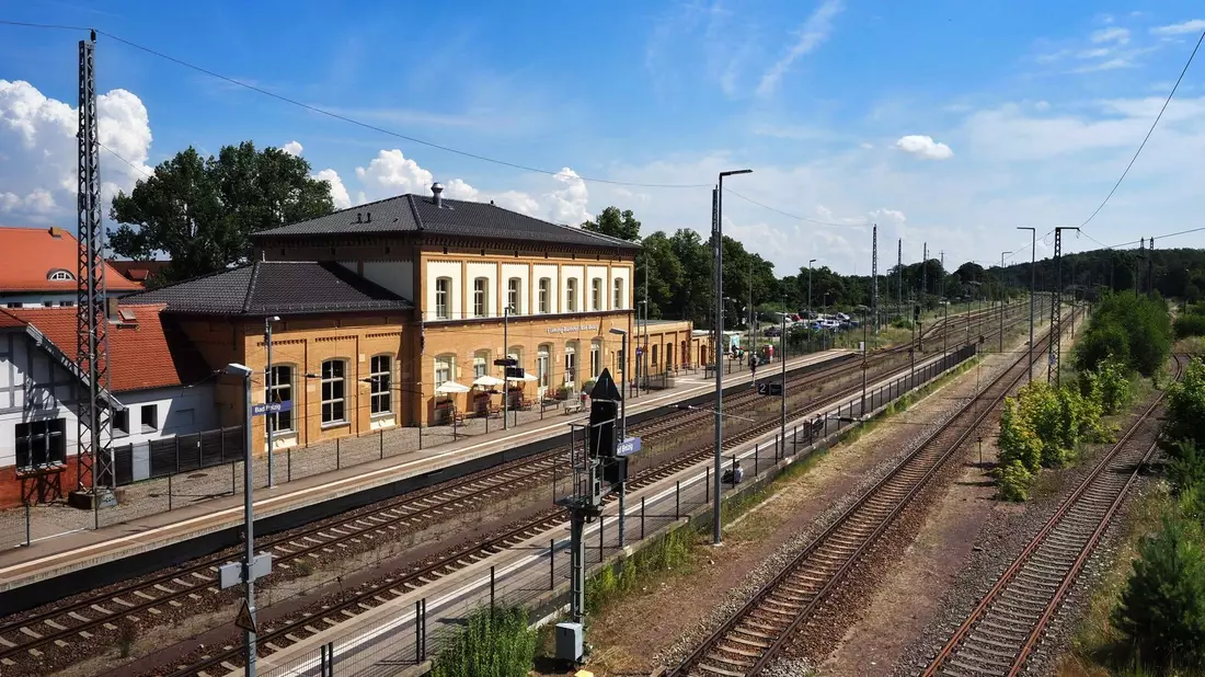 Der Bahnhof Bad Belzig wurde schon vor vielen Jahren umfassend saniert - und dient nun als gutes Beispiel einer Weiterentwicklung im Sinne der Verkehrswende. (Archivbild) - Bild: Soeren Stache/dpa-Zentralbild/ZB
