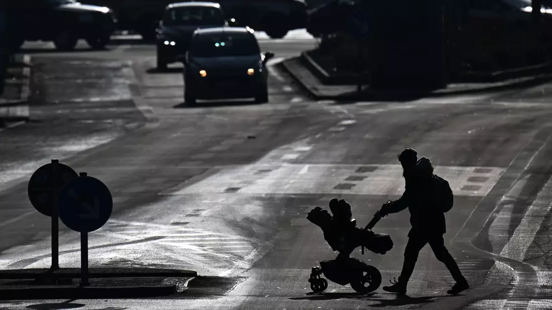 Fachleute warnen, dass Fußgänger wegen falsch geparkter Autos oft erst spät gesehen werden. (Archivbild) - Bild: Sebastian Christoph Gollnow/dpa
