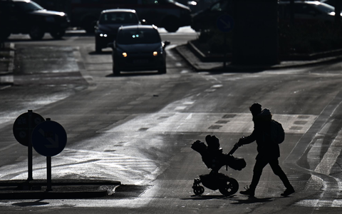 Fachleute warnen, dass Fußgänger wegen falsch geparkter Autos oft erst spät gesehen werden. (Archivbild) - Foto: Sebastian Christoph Gollnow/dpa