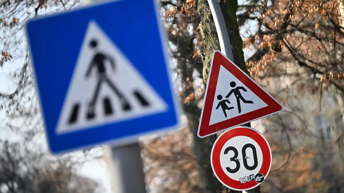 Die Gewerkschaft der Polizei fordert eine Regelgeschwindigkeit von 30 km/h innerorts. (Archivbild) - Bild: Sebastian Christoph Gollnow/dpa