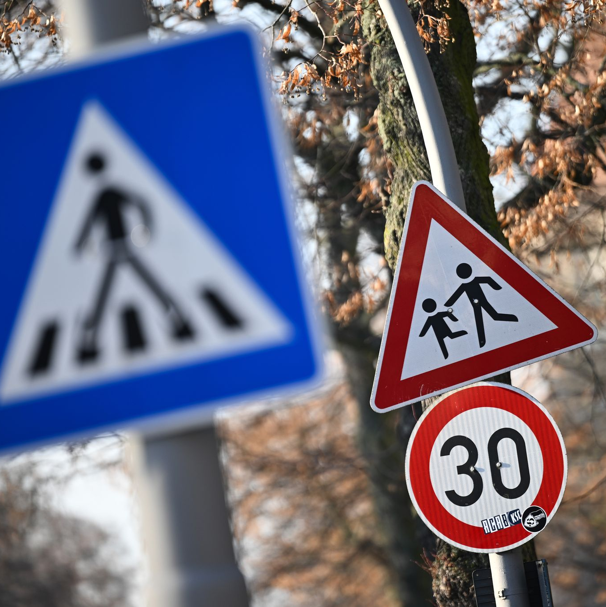 Die Möglichkeiten von Kommunen für Tempo 30 sollen ausgebaut werden. (Symbolbild) - Foto: Sebastian Christoph Gollnow/dpa