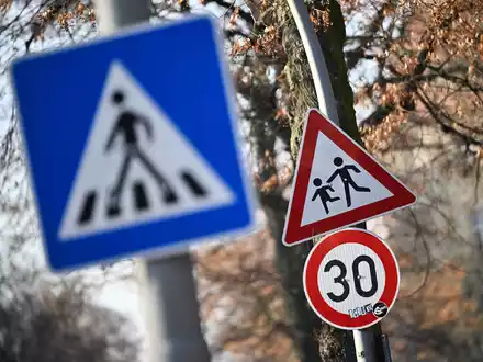 Die Möglichkeiten von Kommunen für Tempo 30 sollen ausgebaut werden. (Symbolbild) - Foto: Sebastian Christoph Gollnow/dpa