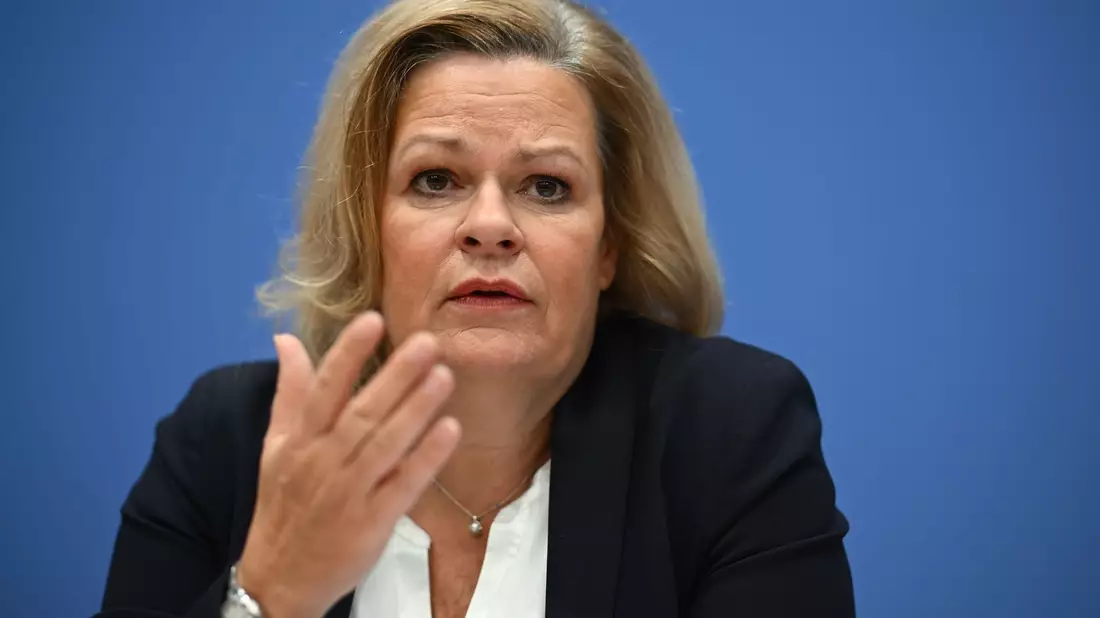 Bundesinnenministerin Nancy Faeser (SPD) hat mit Vertretern mehrerer Internet-Plattformen über Desinformation im Kontext der anstehenden Bundestagswahl gesprochen. (Archivfoto) - Bild: Sebastian Gollnow/dpa