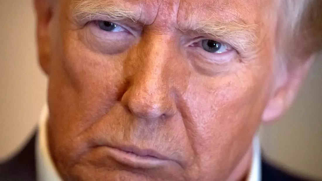 Trump reagiert sofort auf Kolumbiens Weigerung, Abschiebeflüge landen zu lassen. (Archivbild) - Bild: Mark Schiefelbein/AP/dpa