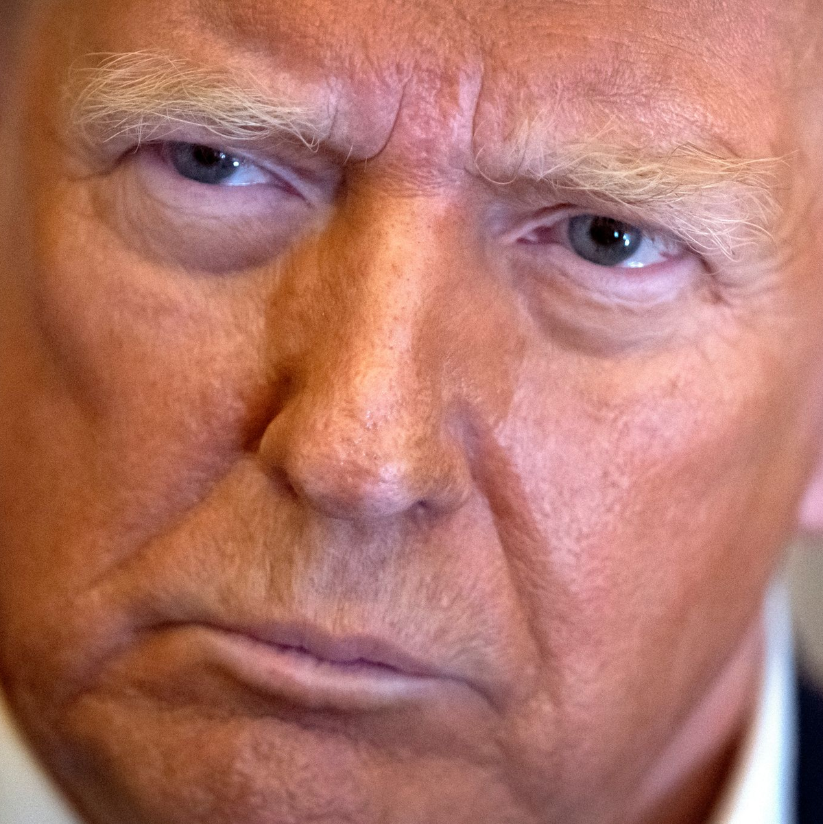 Trump reagiert sofort auf Kolumbiens Weigerung, Abschiebeflüge landen zu lassen. (Archivbild) - Foto: Mark Schiefelbein/AP/dpa