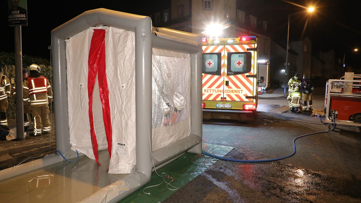 FW Dresden: ABC-Einsatz in einem Wohngebäude - Bewohner evakuiert, eine Person wurde verletzt - Foto: presseportal.de