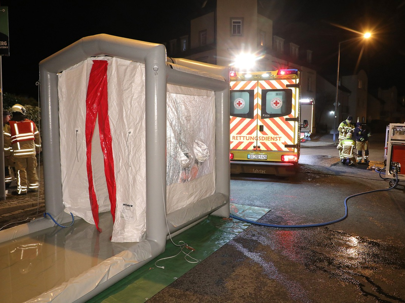FW Dresden: ABC-Einsatz in einem Wohngebäude - Bewohner evakuiert, eine Person wurde verletzt - Foto: presseportal.de
