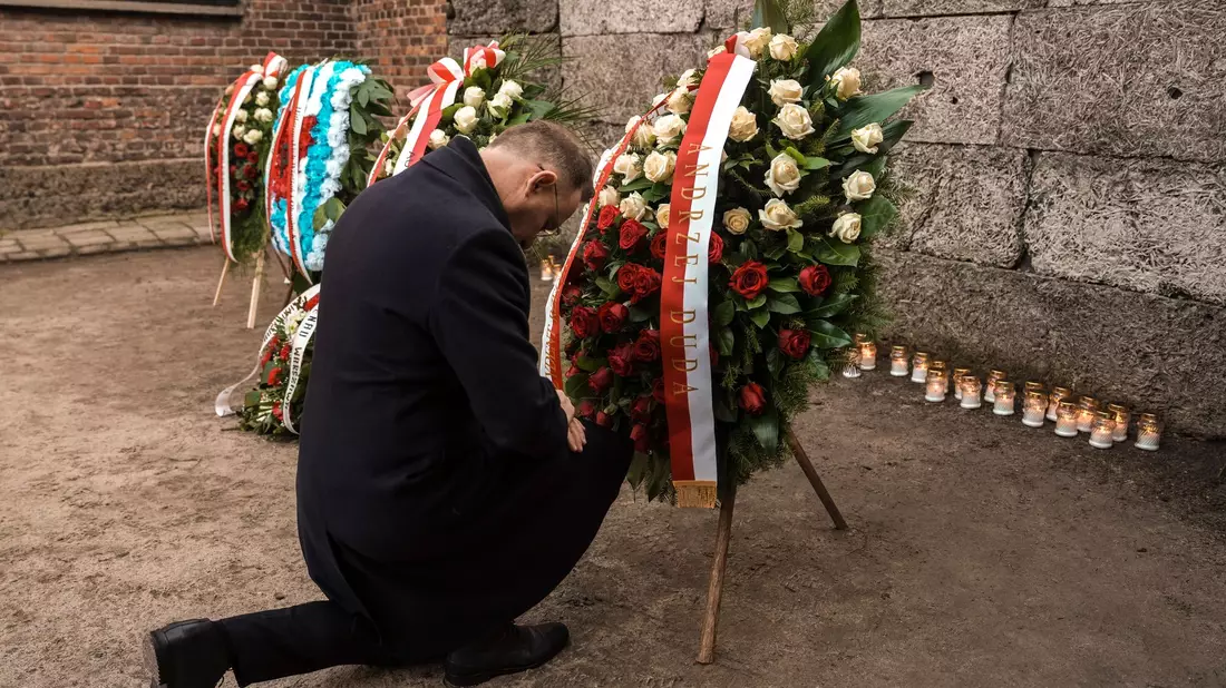 Polens Präsident Andrzej Duda kniet vor der Todesmauer des ehemaligen deutschen Konzentrations- und Vernichtungslagers Auschwitz-Birkenau. (Foto aktuell) - Bild: Oded Balilty/AP/dpa