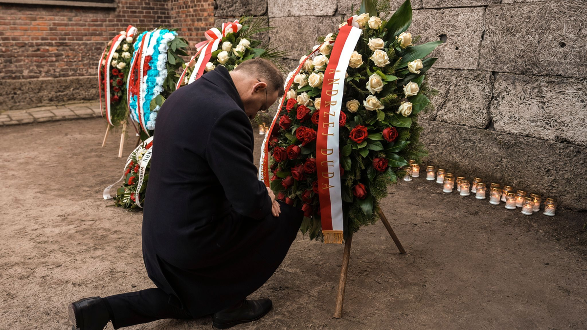 Polens Präsident Andrzej Duda kniet vor der Todesmauer des ehemaligen deutschen Konzentrations- und Vernichtungslagers Auschwitz-Birkenau. (Foto aktuell) - Foto: Oded Balilty/AP/dpa