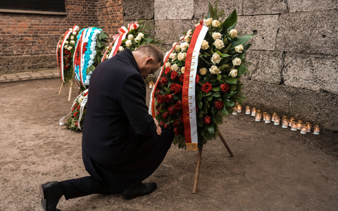 Polens PrÀsident Andrzej Duda kniet vor der Todesmauer des ehemaligen deutschen Konzentrations- und Vernichtungslagers Auschwitz-Birkenau. (Foto aktuell) - Foto: Oded Balilty/AP/dpa Polens PrÀsident Andrzej Duda kniet vor der Todesmauer des ehemaligen deutschen Konzentrations- und Vernichtungslagers Auschwitz-Birkenau. (Foto aktuell) - Foto: Oded Balilty/AP/dpa