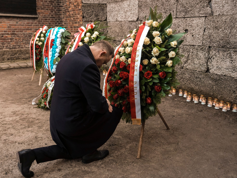 Polens Präsident Andrzej Duda kniet vor der Todesmauer des ehemaligen deutschen Konzentrations- und Vernichtungslagers Auschwitz-Birkenau. (Foto aktuell) - Foto: Oded Balilty/AP/dpa