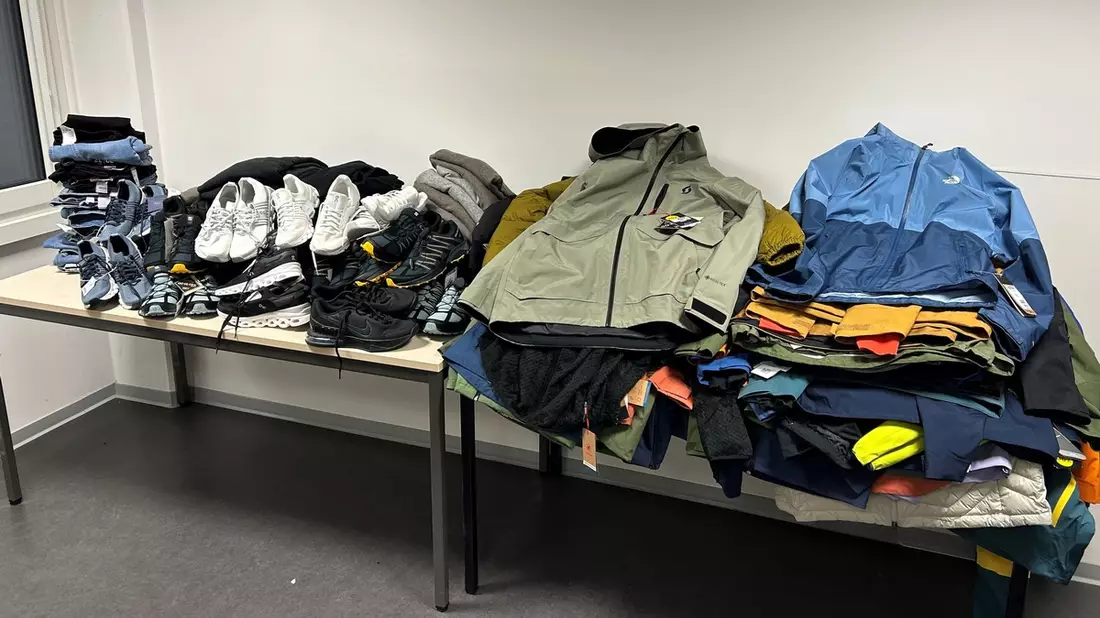 HZA-UL: Haufenweise neue Kleidung aus der Schweiz geschmuggelt - Bild: presseportal.de