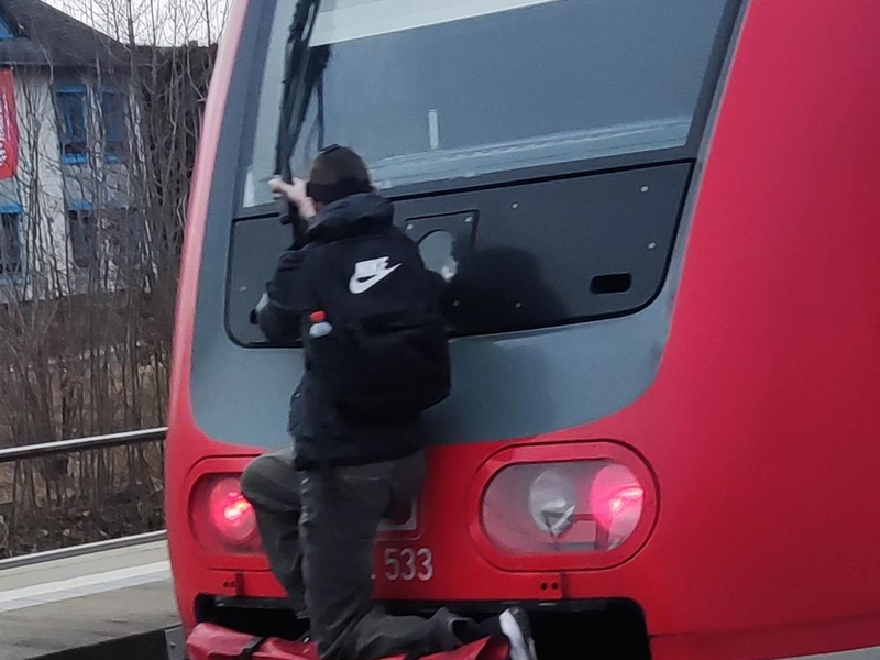 BPOLI C: Lebensgefährliche Aktion - Bundespolizei sucht nach Zeugen - Foto: presseportal.de
