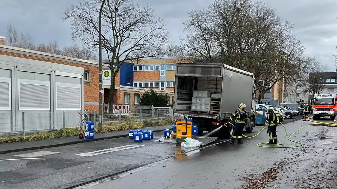 FW-BN: Gefahrstoffaustritt aus einem LKW - Bild: presseportal.de