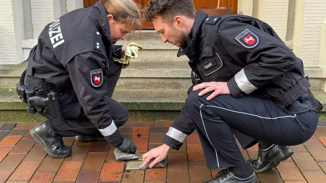 POL-OS: Polizei Osnabrück gedenkt der Opfer des Nationalsozialismus - Reinigung der Stolpersteine - Bild: presseportal.de